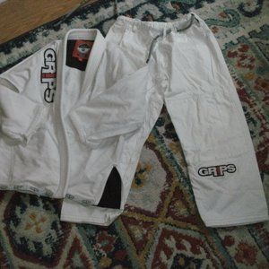 GRIPS White Jacket & Pants Martial Arts.Uniform sz K3 (4'6" - 5'0" 95 - 110lbs)